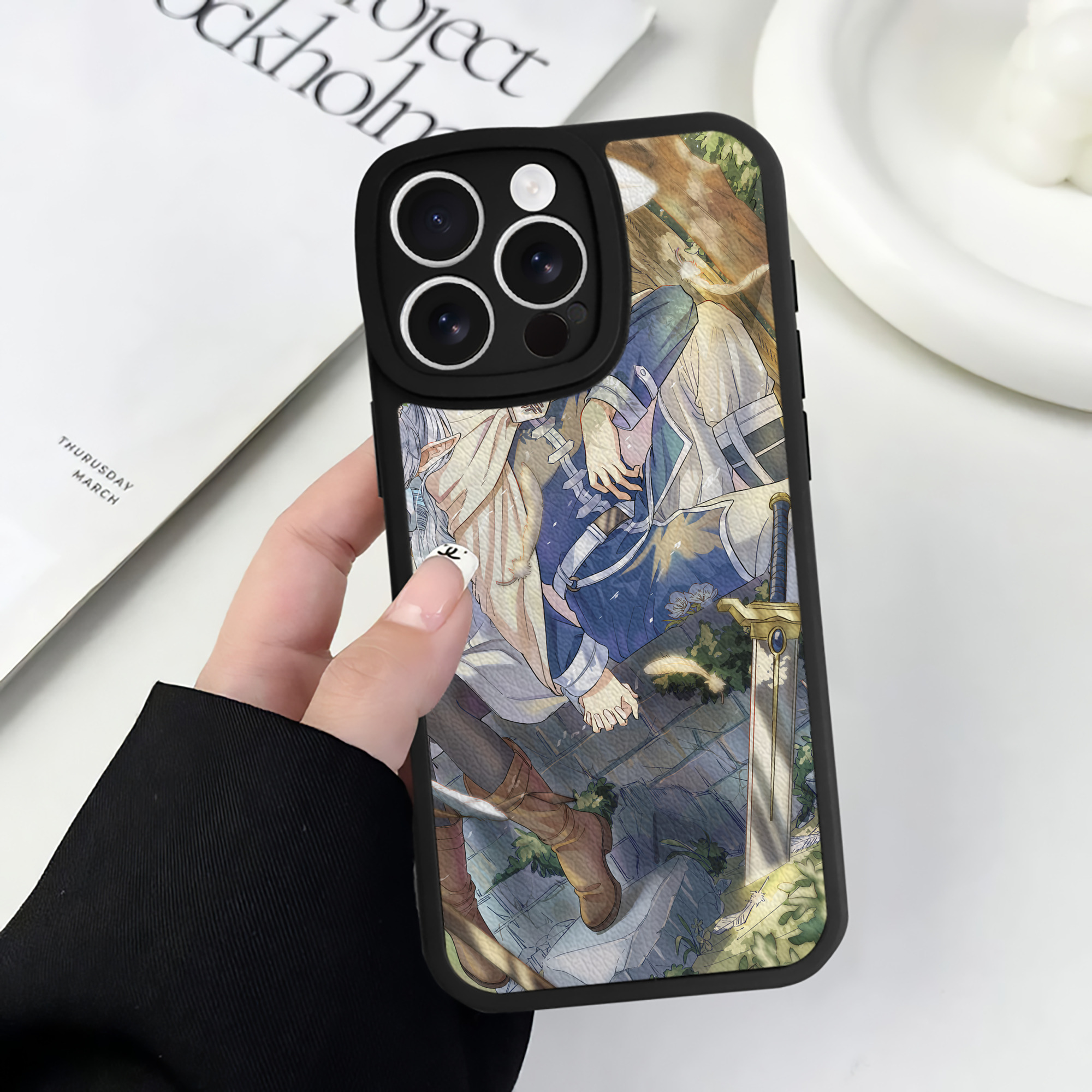 （画像用） 葬送のフリーレン Frieren 【iPhone 16シリーズ対応】シリコンスマホケース（レザー調） 材質：シリコン